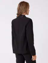 Blazer sastrero negro de corte entallado, con cuello de solapa, hombreras, cierre frontal con un botón y bolsillos laterales con solapa.