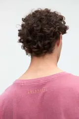 Remera blanca de manga corta con estampa frontal de una ilustración arquitectónica abstracta y calce clásico.