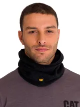 Cuello polar Caterpillar de color negro, con diseño texturizado en relieve y etiqueta pequeña con el logo de la marca en amarillo.