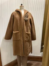 Chaquetón tostado de abrigo con bolsillos delanteros.