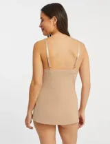 Musculosa íntima de microfibra color blanco, con escote en V y detalle de malla en los bordes. Cuenta con tirantes regulables y diseño antiestático.