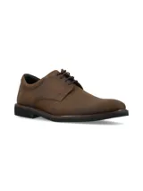 Zapato de vestir tipo derby en color marrón, confeccionado en cuero con acabado mate. Presenta cierre mediante cordones oscuros y suela de goma negra con detalle de costura a la vista.