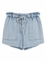 Short de denim de tiro alto en color celeste claro, con cintura fruncida elástica y cordón ajustable delantero. Posee bolsillos frontales appliqués y trabillas para cinto.