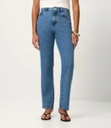 Pantalón de jeans de corte recto, color azul medio, con detalles de strass aplicados en los bolsillos delanteros.