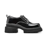 Zapato de vestir negro charol con cordones, plataforma y suela track.