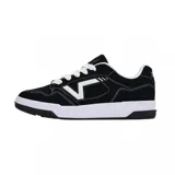 Championes Vans modelo Upland, de diseño urbano con estética skate. Presentan una base de gamuza negra con costuras blancas en contraste y el logo lateral característico de la marca en color blanco. Cuentan con suela de goma blanca y cordones al tono.