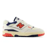 Championes urbanos New Balance modelo 550, con diseño de inspiración retro de básquetbol. Presentan una combinación de colores blanco, azul marino y rojo, con empeine de cuero sintético perforado y detalles en gamuza. Cuentan con suela de caucho y cierre con cordones.