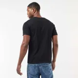 Camiseta negra de manga corta con cuello redondo y estampado frontal de la banda Queen en tonos claros.