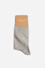 Media larga de algodón lisa en color gris melange, con diseño clásico de la marca Brooksfield.