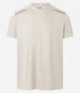 Remera deportiva de manga corta y cuello redondo, color beige claro, con textura acanalada vertical. Presenta detalles reflectantes en los hombros.