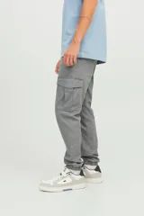 Pantalón cargo gris con bolsillos laterales, cierre de cremallera y corte recto.