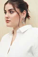 Aros colgantes plateados con diseño de eslabones irregulares.