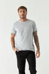 Remera de algodón de corte regular, con cuello redondo, manga corta y logo bordado en el pecho.