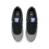 Championes urbanos New Balance modelo 306, con diseño de perfil bajo en combinación de colores negro, gris y detalles en celeste. Confeccionados en gamuza y material sintético, cuentan con el logo N lateral y suela de goma blanca.