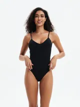 Musculosa blanca de tejido acanalado, con escote en V y tirantes finos.