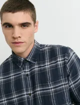Camisa de franela de manga larga con estampado de cuadros escoceses, cuello button-down y cierre frontal con botones.
