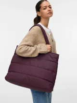 Bolso tipo shopper de diseño acolchado (quilted), color bordó, con doble asa de hombro y cierre superior.