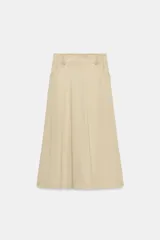 Falda midi de tiro alto color beige, con bolsillos delanteros, cintura con trabillas y cierre frontal con cremallera y ganchos metálicos.