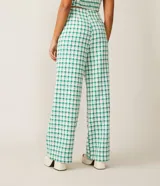 Pantalón de tweed a cuadros verdes y blancos, de corte amplio y cintura alta.