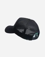 Gorro negro estilo trucker con visera curva y estampado frontal en color blanco.