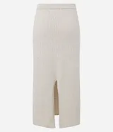 Pollera recta midi de punto color beige claro, con textura bouclé y cintura elástica.