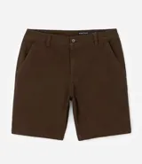 Bermuda masculina de sarga color rosa, corte slim, con bolsillos laterales y cierre con botón y cremallera.