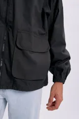 Campera gris oscuro con textura, capucha con cordón ajustable, cierre frontal y bolsillos frontales con solapa.