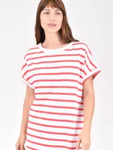 Vestido corto de manga corta, color blanco con rayas horizontales negras, cuello redondo y corte holgado.