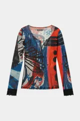 Remera manga larga de tejido translúcido, con estampa abstracta multicolor, cuello en V con ribete de encaje negro y puños con terminación de puntilla.