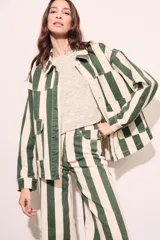 Sobrecamisa oversize con estampado a rayas verticales verdes y blancas, con cuello clásico, cierre frontal con botones y bolsillos de parche en el pecho.