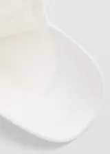 Gorra blanca de algodón con visera curvada y cierre regulable metálico en la parte posterior.