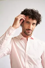 Camisa clásica de hombre, color rosa con microestampado, de corte slim, manga larga y logo bordado en el pecho.