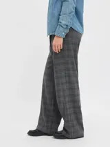 Pantalón sastrero de tiro alto y corte wide leg, con diseño de cuadros en tonos gris oscuro. Presenta cierre frontal con cremallera y bolsillos laterales.