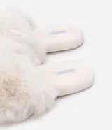 Pantufla abierta color blanco, con plataforma baja y recubierta de piel sintética.
