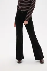 Pantalon de jean negro de tiro alto, con corte flare y bolsillos laterales.