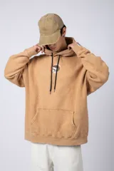 Buzo canguro oversize de algodón friza con efecto de teñido artesanal acid wash en color gris oscuro. Presenta capucha con cordones ajustables, bolsillo frontal tipo canguro y estampa pequeña en el pecho.