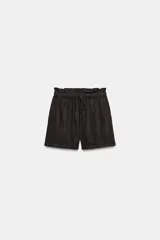 Shorts de tiro medio confeccionados en 100% lino, de color negro. Presentan cintura elástica con volado y cordón ajustable, además de bolsillos delanteros aplicados.