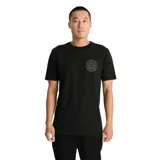 Remera negra de manga corta con cuello redondo y pequeño estampado circular en el pecho con texto y diseño gráfico.