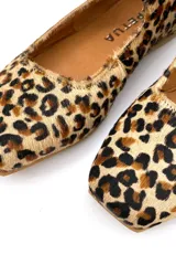 Zapato Mary con estampado animal, confeccionado 100% en cuero, con capellada, forro y plantilla de cuero. Ajuste con hebilla.