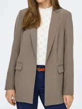 Blazer largo de corte holgado con solapas clásicas y bolsillos delanteros con solapa. Confeccionado en una mezcla de poliéster reciclado y elastano.
