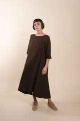 Vestido midi acampanado de lana fina sin teñir, con cuello bote, mangas tres cuartos con tajo y bolsillos laterales. Diseño forrado con vuelo y movimiento.