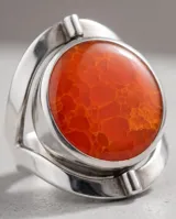Anillo de plata 925 con diseño ovalado reversible y detalles de pasta de coral en tono naranja.