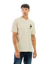 Remera de algodón color crema con cuello en V y estampado frontal en el pecho de un auto de carrera en blanco y negro con la inscripción "Forum Monaco Racing Club".