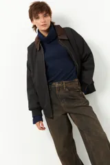 Polera color beige de poliéster reciclado, de cuello alto y manga larga.