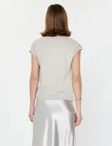 Blusa plateada de satén con cuello drapeado y espalda tejida.