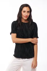 Blusa negra plisada de poliéster con cuello redondo y mangas cortas con volados.