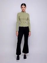 Polera verde oliva de cuello alto con detalles de costuras a la vista.