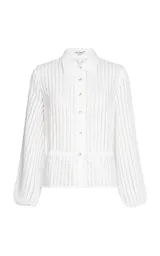 Camisa de rayas verticales blanca de Le Lis Blanc, modelo Regina, confeccionada en tejido fluido con ligera transparencia. Presenta corte recto, cuello clásico, mangas largas con volumen y puños ajustados, cierre frontal de botones y detalle fruncido con cordón en la cintura.