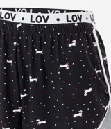 Short de pijama negro con estampado de perritos blancos y cintura elástica con la inscripción "LOV".