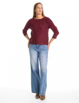 Buzo de silueta relajada confeccionado en tejido acanalado, con cuello redondo y mangas tres cuartos estilo japonés. Presenta un diseño fluido y cómodo.